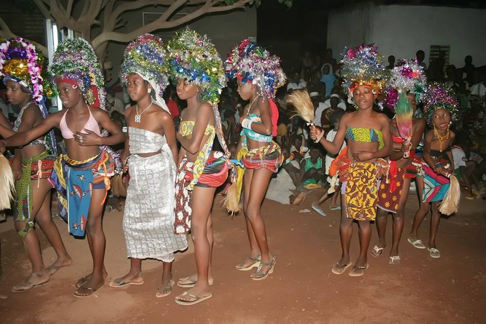 spectacle d'enfants au Burkina